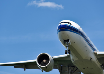 Governo avalia redução de tributos e linha de crédito para conter impacto da alta do querosene de aviação sobre passagens aéreas, após reajuste de mais de 50%.
