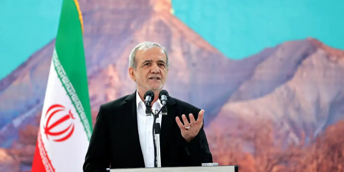 O presidente do Irã, Masoud Pezeshkian, publicou carta aberta aos EUA defendendo autodefesa, criticando bases militares americanas na região e pedindo à população americana acesso à verdade sobre o Irã.