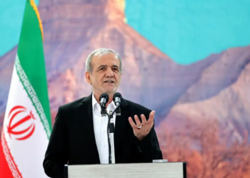 O presidente do Irã, Masoud Pezeshkian, publicou carta aberta aos EUA defendendo autodefesa, criticando bases militares americanas na região e pedindo à população americana acesso à verdade sobre o Irã.