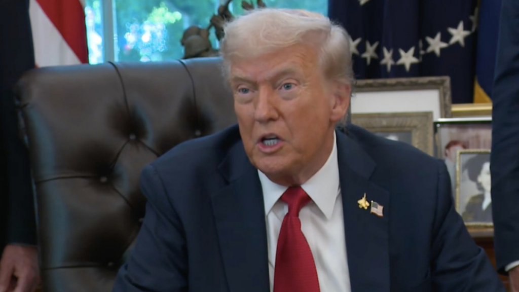 Donald Trump fez seu primeiro pronunciamento nacional desde o início da guerra no Oriente Médio, afirmando que forças americanas avançam contra o Irã e prometendo novas operações, enquanto critica dependência do Estreito de Ormuz.