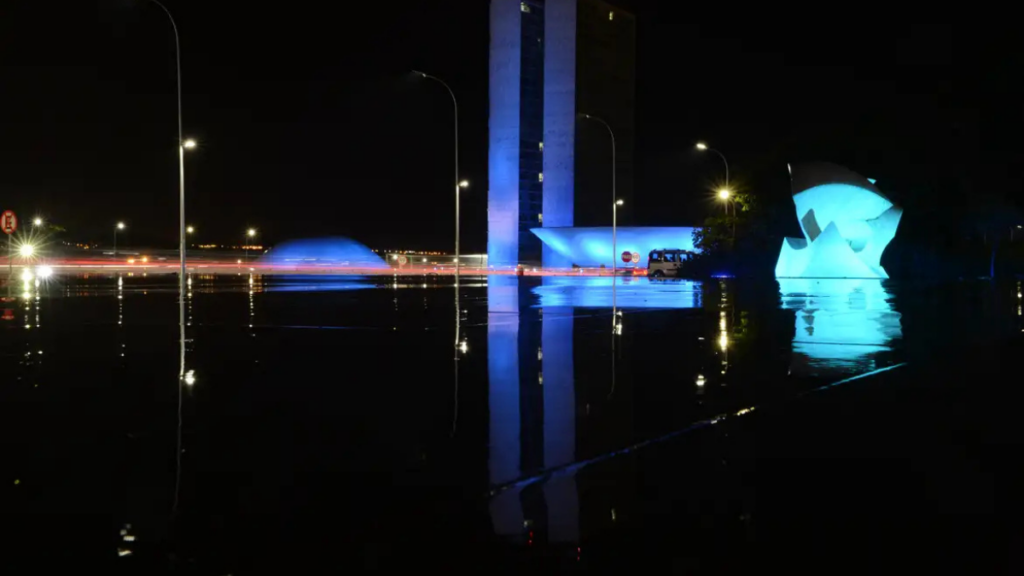 Abril Azul promove visibilidade ao Transtorno do Espectro Autista, destacando inclusão, diagnóstico precoce e direitos das pessoas com TEA. Monumentos e espaços públicos são iluminados em azul.