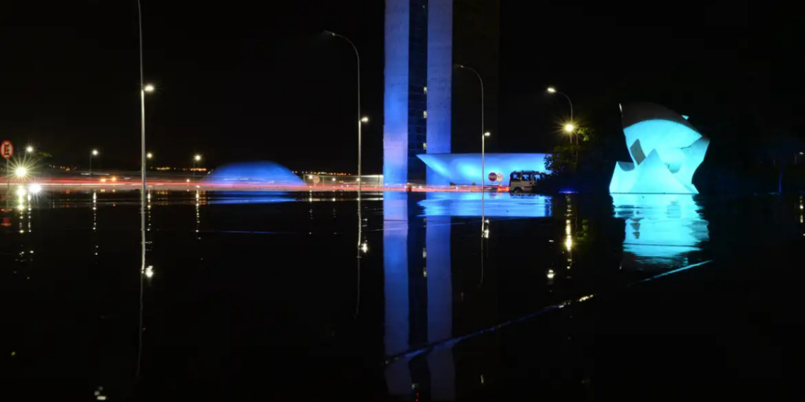 Abril Azul promove visibilidade ao Transtorno do Espectro Autista, destacando inclusão, diagnóstico precoce e direitos das pessoas com TEA. Monumentos e espaços públicos são iluminados em azul.