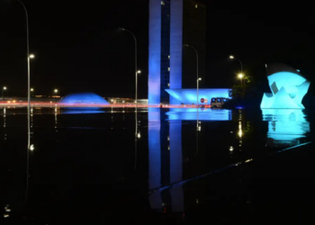 Abril Azul promove visibilidade ao Transtorno do Espectro Autista, destacando inclusão, diagnóstico precoce e direitos das pessoas com TEA. Monumentos e espaços públicos são iluminados em azul.