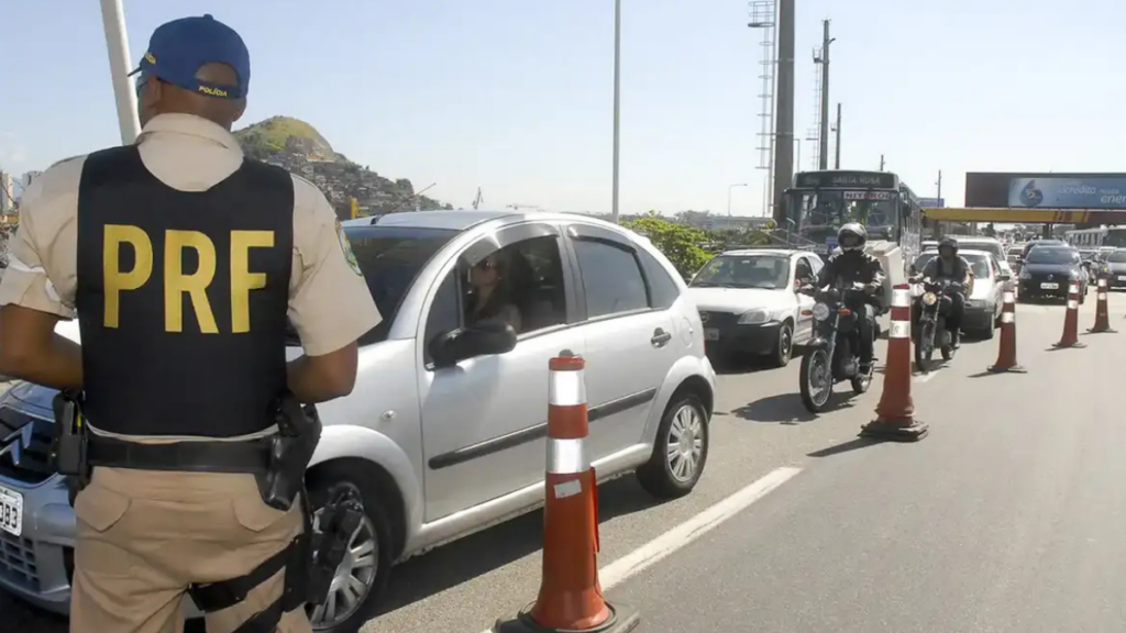 PRF inicia Operação Semana Santa nas rodovias federais com foco em reduzir acidentes e coibir ultrapassagens irregulares durante o feriado prolongado.