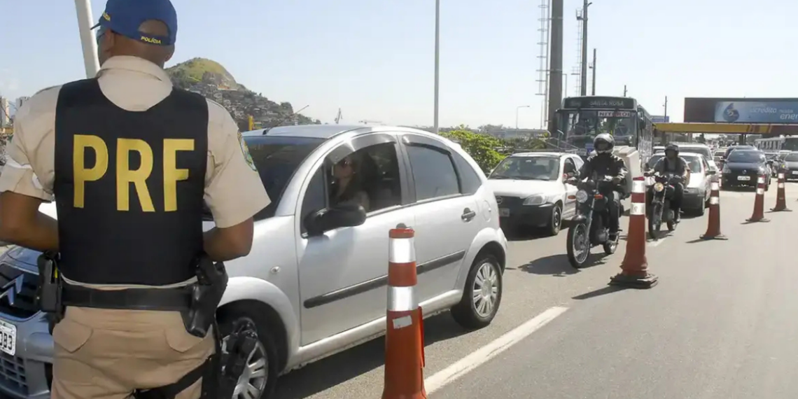 PRF inicia Operação Semana Santa nas rodovias federais com foco em reduzir acidentes e coibir ultrapassagens irregulares durante o feriado prolongado.
