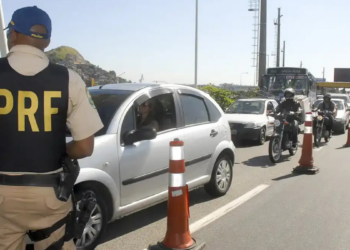 PRF inicia Operação Semana Santa nas rodovias federais com foco em reduzir acidentes e coibir ultrapassagens irregulares durante o feriado prolongado.