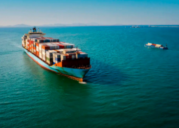 Brasil projeta superávit de US$ 72,1 bilhões na balança comercial em 2026, mesmo com incertezas globais. Exportações e economia interna sustentam resultado.