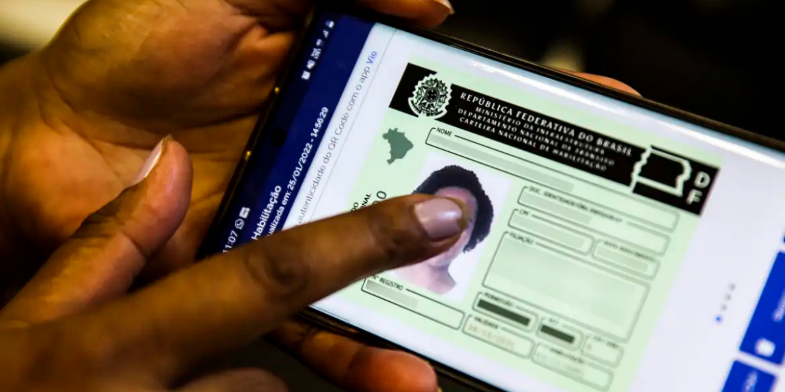 Proposta que permite renovar a CNH sem exame médico gera críticas de entidades de saúde, que alertam para riscos de acidentes e impacto no SUS.