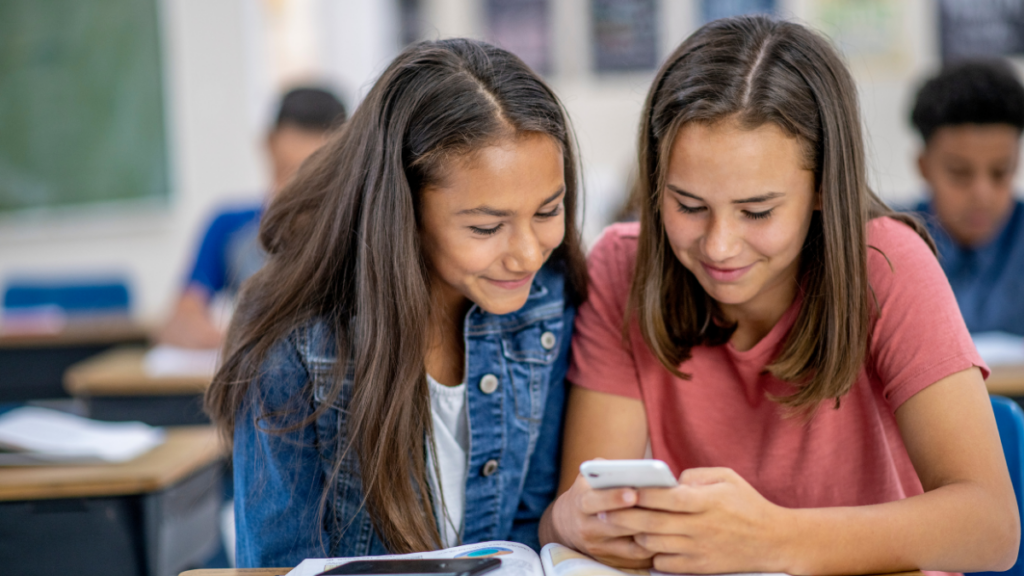 Pesquisa indica que a proibição do uso de celulares em escolas públicas e privadas aumenta a atenção dos alunos e contribui para melhor desempenho escolar.