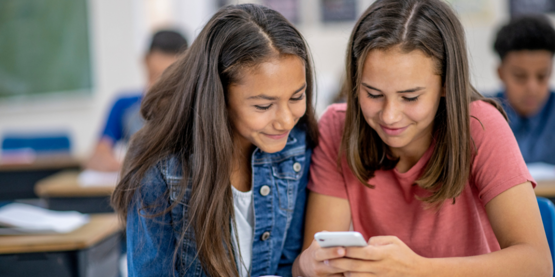 Pesquisa indica que a proibição do uso de celulares em escolas públicas e privadas aumenta a atenção dos alunos e contribui para melhor desempenho escolar.