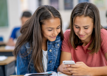 Pesquisa indica que a proibição do uso de celulares em escolas públicas e privadas aumenta a atenção dos alunos e contribui para melhor desempenho escolar.