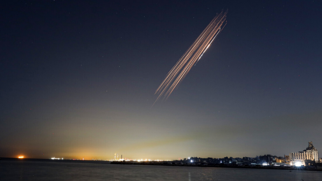 O Irã realiza ataques com mísseis, drones e mísseis de cruzeiro a bases americanas, instalações israelenses e complexos petroquímicos na Arábia Saudita, aumentando a tensão no Estreito de Ormuz.