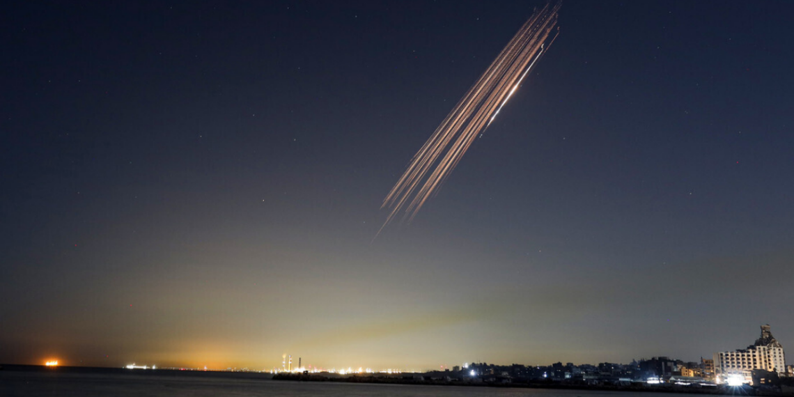 O Irã realiza ataques com mísseis, drones e mísseis de cruzeiro a bases americanas, instalações israelenses e complexos petroquímicos na Arábia Saudita, aumentando a tensão no Estreito de Ormuz.