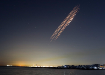 O Irã realiza ataques com mísseis, drones e mísseis de cruzeiro a bases americanas, instalações israelenses e complexos petroquímicos na Arábia Saudita, aumentando a tensão no Estreito de Ormuz.