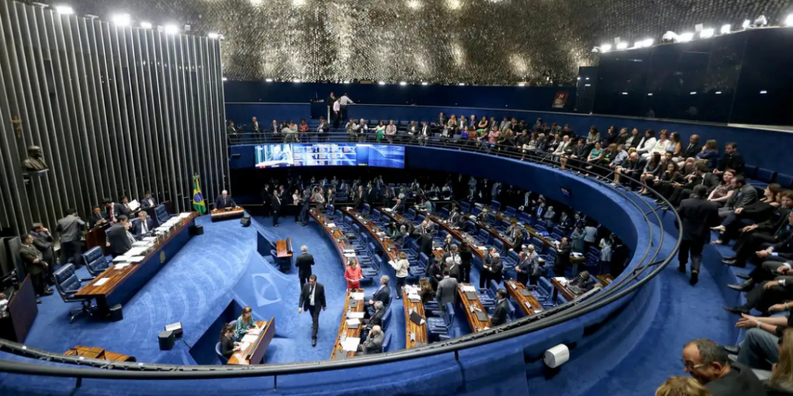 O Senado aprovou projeto que reconhece o estágio como experiência profissional para concursos públicos, além de permitir divisão das férias de médicos residentes em períodos mínimos de dez dias.