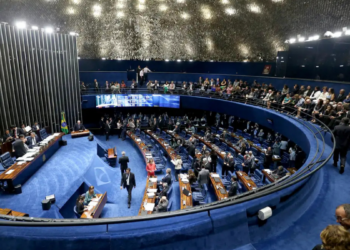 O Senado aprovou projeto que reconhece o estágio como experiência profissional para concursos públicos, além de permitir divisão das férias de médicos residentes em períodos mínimos de dez dias.