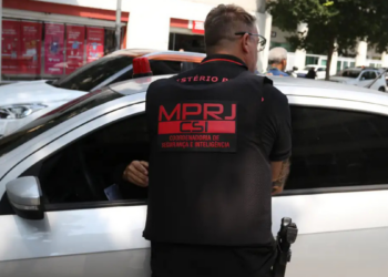 O Ministério Público do Rio denunciou três policiais militares por desvio de armas, tráfico de drogas e envolvimento com cargas roubadas, após investigação de milícia no Rio de Janeiro.