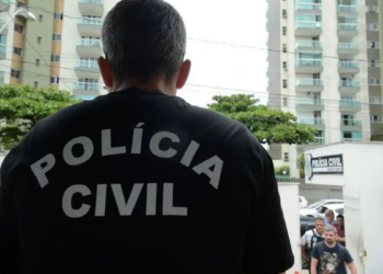 Polícia do Rio de Janeiro prende médico e enfermeira durante Operação Monjauro, apreendendo medicamentos irregulares, hormônios proibidos e produtos vencidos em clínica da zona sul.