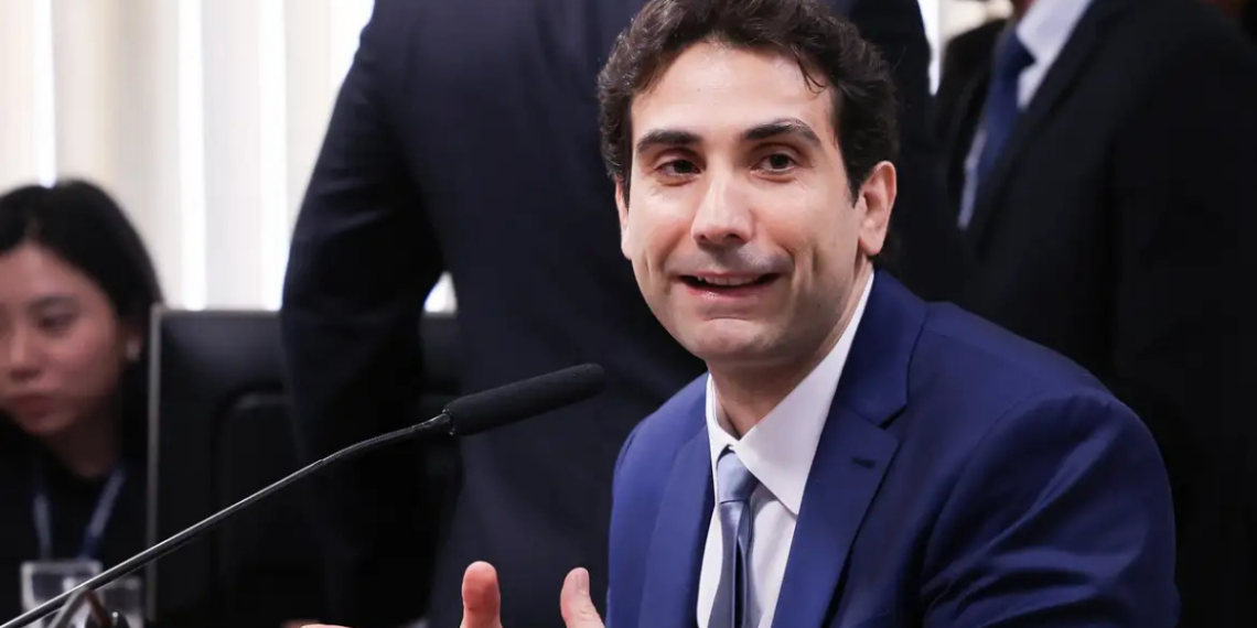 Gabriel Galípolo, presidente do Banco Central, disse à CPI que Lula orientou conduzir o caso Banco Master de forma técnica, garantindo autonomia para investigação e evitando pirotecnia política.