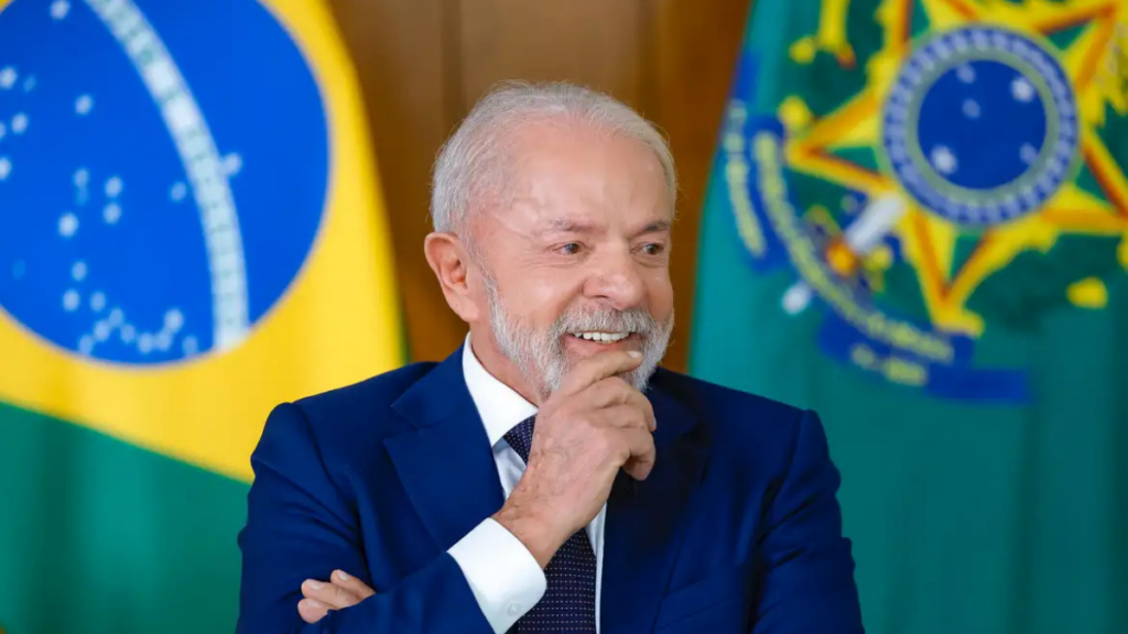 O governo federal planeja apresentar ao Congresso projeto de lei que reduz jornada semanal sem diminuir salários, permitindo negociações por setor e priorizando saúde e bem-estar do trabalhador.
