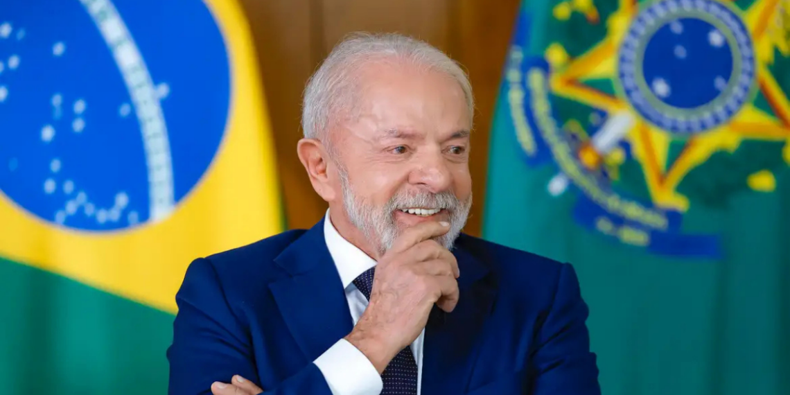 O governo federal planeja apresentar ao Congresso projeto de lei que reduz jornada semanal sem diminuir salários, permitindo negociações por setor e priorizando saúde e bem-estar do trabalhador.