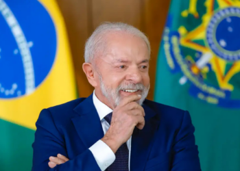 O governo federal planeja apresentar ao Congresso projeto de lei que reduz jornada semanal sem diminuir salários, permitindo negociações por setor e priorizando saúde e bem-estar do trabalhador.