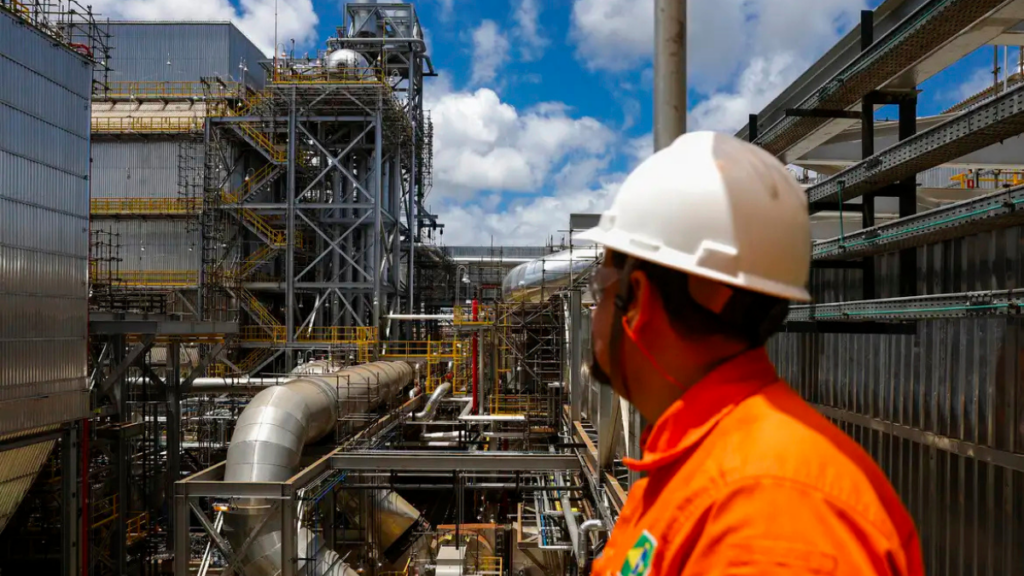 Petrobras anuncia devolução de valores cobrados acima do esperado no leilão de gás de cozinha; medida busca neutralizar impactos no preço do GLP.