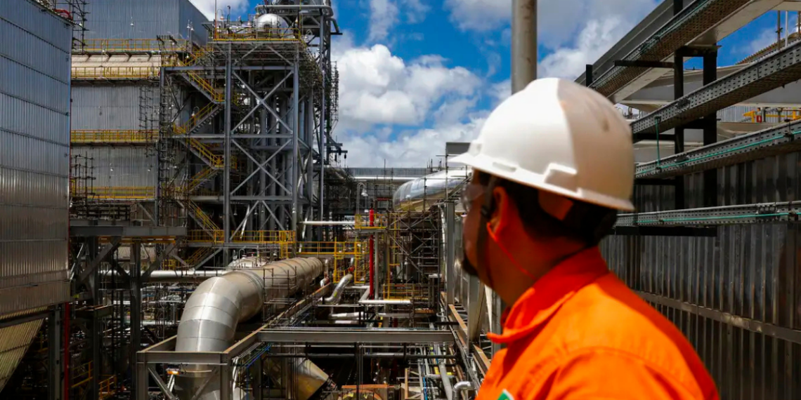 Petrobras anuncia devolução de valores cobrados acima do esperado no leilão de gás de cozinha; medida busca neutralizar impactos no preço do GLP.