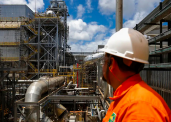 Petrobras anuncia devolução de valores cobrados acima do esperado no leilão de gás de cozinha; medida busca neutralizar impactos no preço do GLP.