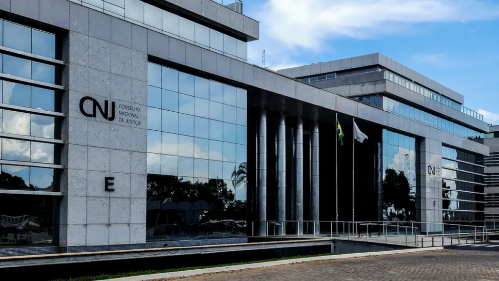 CNJ e CNMP aprovam regras sobre benefícios extras de magistrados e membros do MP; parte dos “penduricalhos” segue autorizada após decisão do STF.