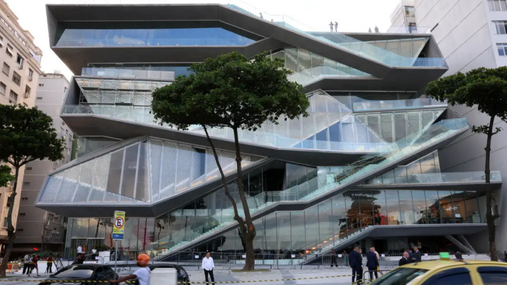 O Museu da Imagem e do Som no Rio de Janeiro inicia abertura gradual com exposição que apresenta a história do novo prédio em Copacabana, registros fotográficos e a evolução do projeto arquitetônico.