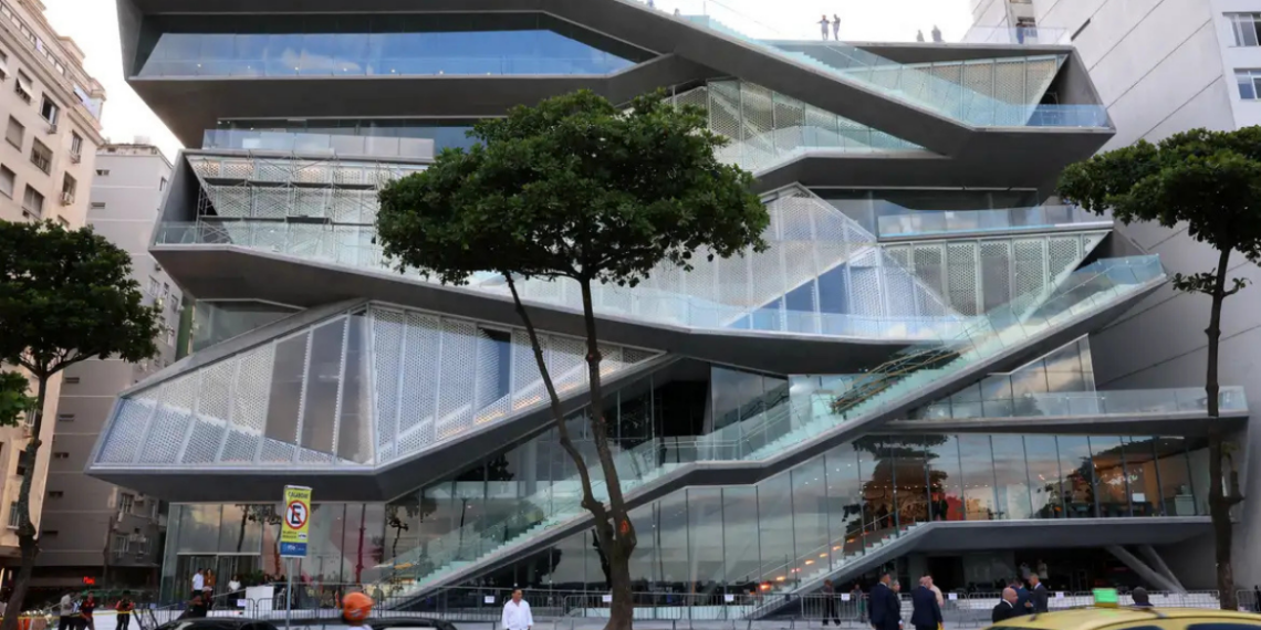 O Museu da Imagem e do Som no Rio de Janeiro inicia abertura gradual com exposição que apresenta a história do novo prédio em Copacabana, registros fotográficos e a evolução do projeto arquitetônico.