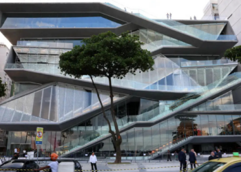 O Museu da Imagem e do Som no Rio de Janeiro inicia abertura gradual com exposição que apresenta a história do novo prédio em Copacabana, registros fotográficos e a evolução do projeto arquitetônico.
