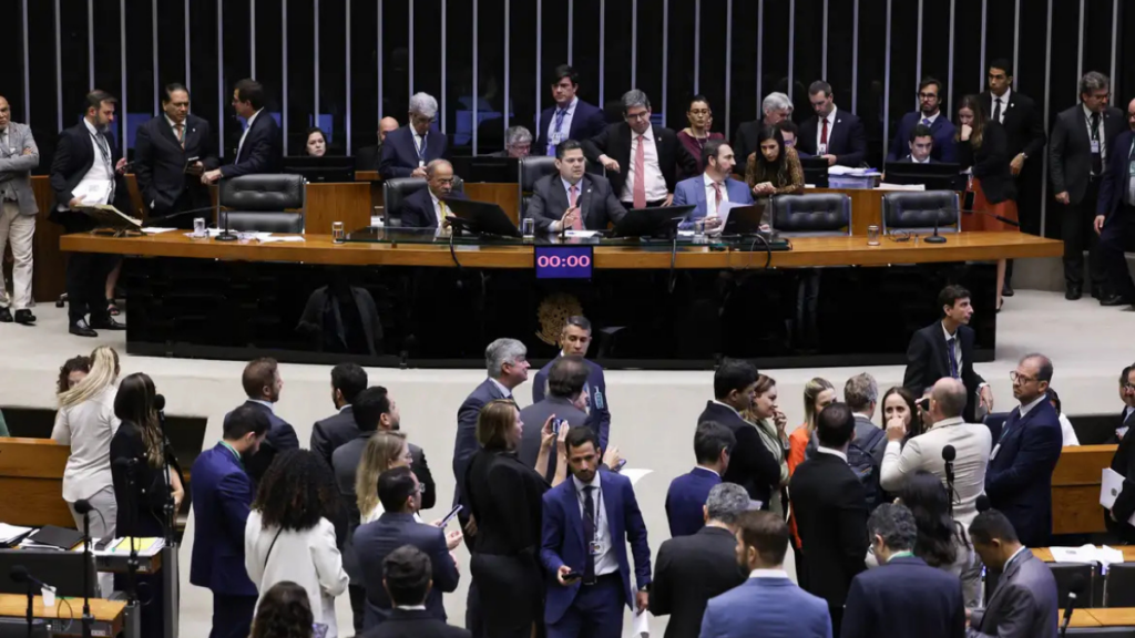 Congresso Nacional analisará no dia 30 de abril o veto do presidente Lula ao Projeto de Lei da Dosimetria, que propõe mudanças no cálculo e na progressão de penas relacionadas a atos antidemocráticos.