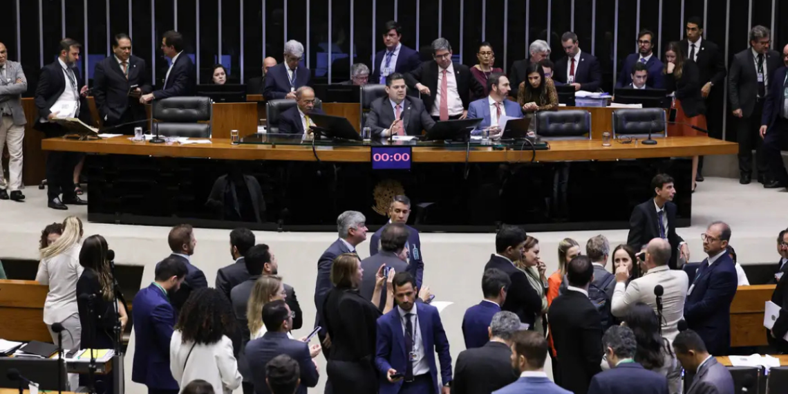 Congresso Nacional analisará no dia 30 de abril o veto do presidente Lula ao Projeto de Lei da Dosimetria, que propõe mudanças no cálculo e na progressão de penas relacionadas a atos antidemocráticos.