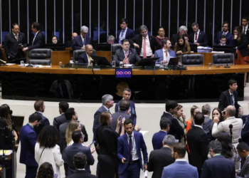 Congresso Nacional analisará no dia 30 de abril o veto do presidente Lula ao Projeto de Lei da Dosimetria, que propõe mudanças no cálculo e na progressão de penas relacionadas a atos antidemocráticos.