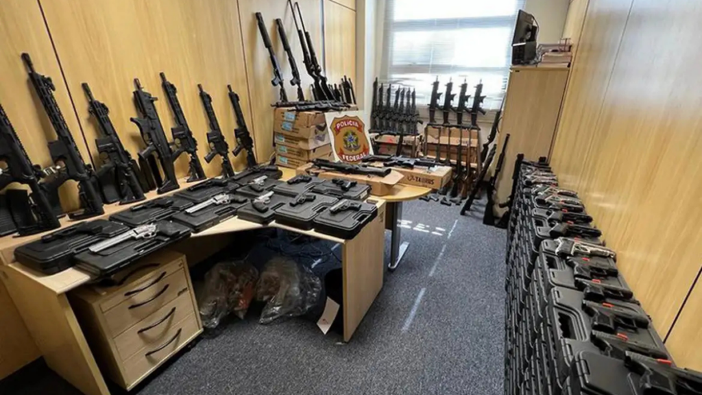 Brasil e Estados Unidos oficializam cooperação para combater crime organizado, com troca de informações sobre tráfico de armas e drogas e ações integradas de inteligência.