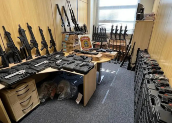 Brasil e Estados Unidos oficializam cooperação para combater crime organizado, com troca de informações sobre tráfico de armas e drogas e ações integradas de inteligência.