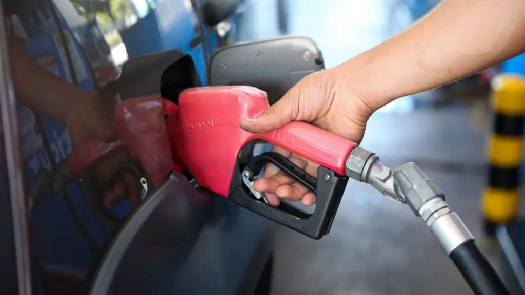 Preço do diesel no Brasil registra leve queda após semanas de alta influenciada pela crise no Oriente Médio, segundo dados da ANP.