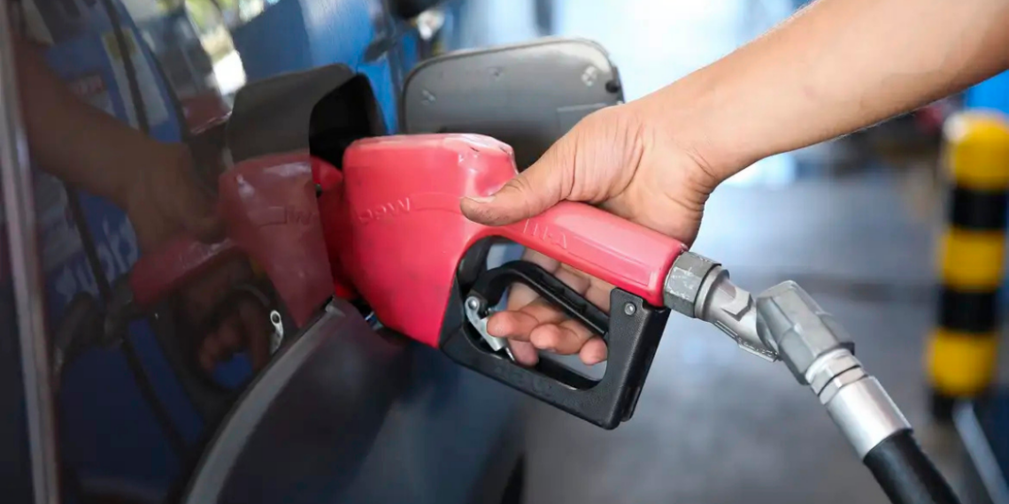 Preço do diesel no Brasil registra leve queda após semanas de alta influenciada pela crise no Oriente Médio, segundo dados da ANP.