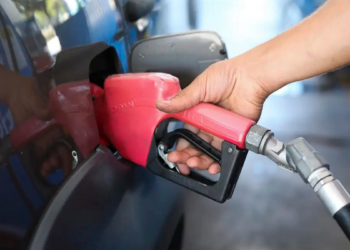 Preço do diesel no Brasil registra leve queda após semanas de alta influenciada pela crise no Oriente Médio, segundo dados da ANP.