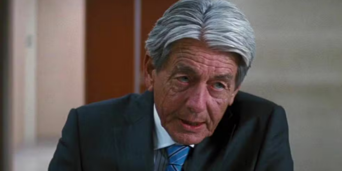 Ator britânico John Nolan morre aos 87 anos. Ele participou de filmes de Christopher Nolan e teve carreira destacada no teatro e na TV.