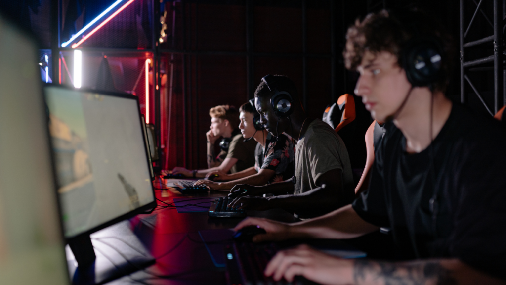 FAA lança campanha voltada a gamers para atrair controladores de tráfego aéreo, diante da escassez de profissionais nos Estados Unidos.