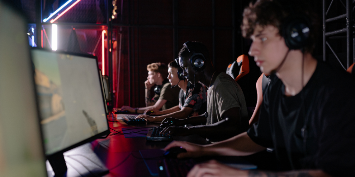 FAA lança campanha voltada a gamers para atrair controladores de tráfego aéreo, diante da escassez de profissionais nos Estados Unidos.