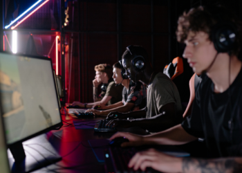 FAA lança campanha voltada a gamers para atrair controladores de tráfego aéreo, diante da escassez de profissionais nos Estados Unidos.