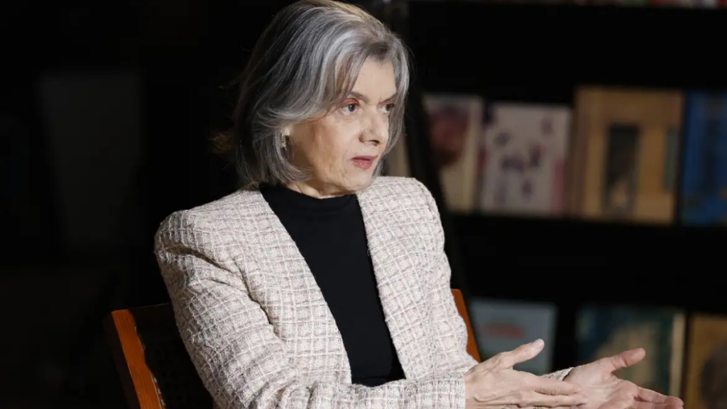 Cármen Lúcia denuncia ataques machistas e revela pressão familiar para deixar o STF. Ministra alerta para ambiente hostil na Corte.