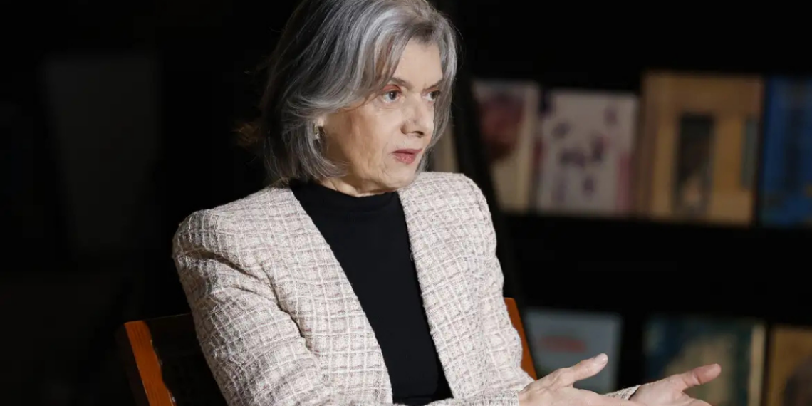 Cármen Lúcia denuncia ataques machistas e revela pressão familiar para deixar o STF. Ministra alerta para ambiente hostil na Corte.