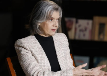 Cármen Lúcia denuncia ataques machistas e revela pressão familiar para deixar o STF. Ministra alerta para ambiente hostil na Corte.