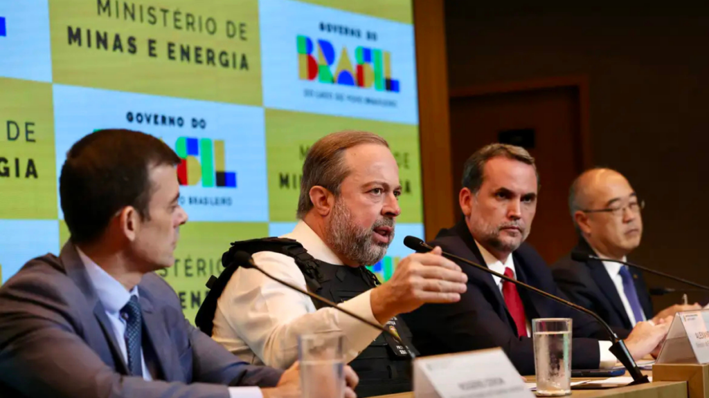 Governo federal anuncia três decretos para conter preços de combustíveis e reforçar controle sobre distribuidoras em meio à alta do petróleo.