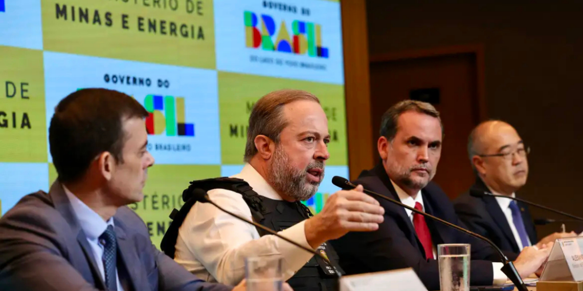 Governo federal anuncia três decretos para conter preços de combustíveis e reforçar controle sobre distribuidoras em meio à alta do petróleo.
